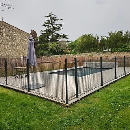 Vaste Demeure Avec Piscine, A 14 Km De La Mer.